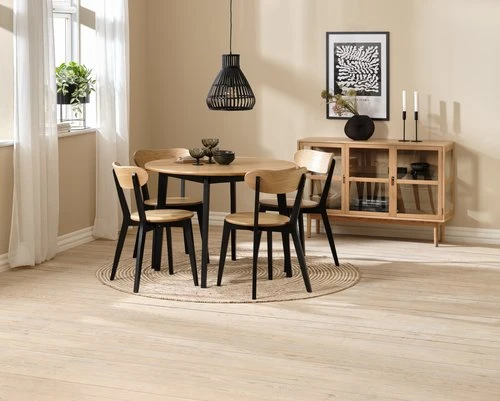 JEGIND Ø105 Table Chêne/noir + 4 JEGIND Chaises Chêne/noir 2 JEGIND Ø105 Table Chêne/noir + 4 JEGIND Chaises Chêne/noir – Image 2
