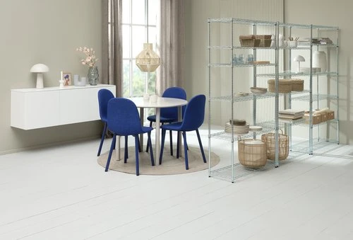 HANSTED Ø100 Table Gris Chaud + 4 EJSTRUP Chaises Bleu 2 HANSTED Ø100 Table Gris Chaud + 4 EJSTRUP Chaises Bleu – Image 2